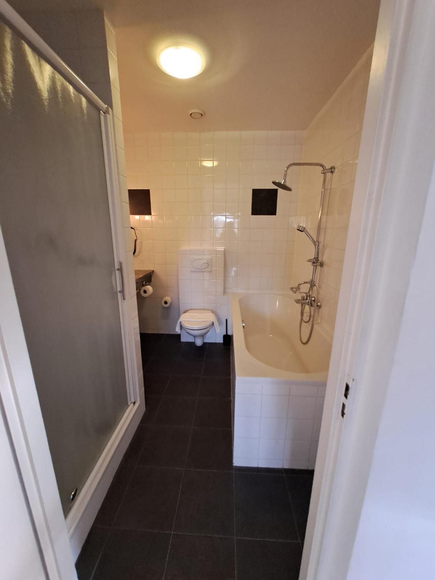Deluxe Double Room Bath,1583753674:JPEG